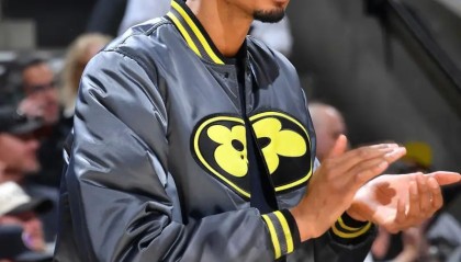 场边助威！文班亚马身着LV联名夹克在场下为队友鼓掌喝彩